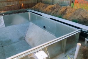 התקנת בריכת פיברגלס - שלב אחר שלב למראה יוקרתי בגינה